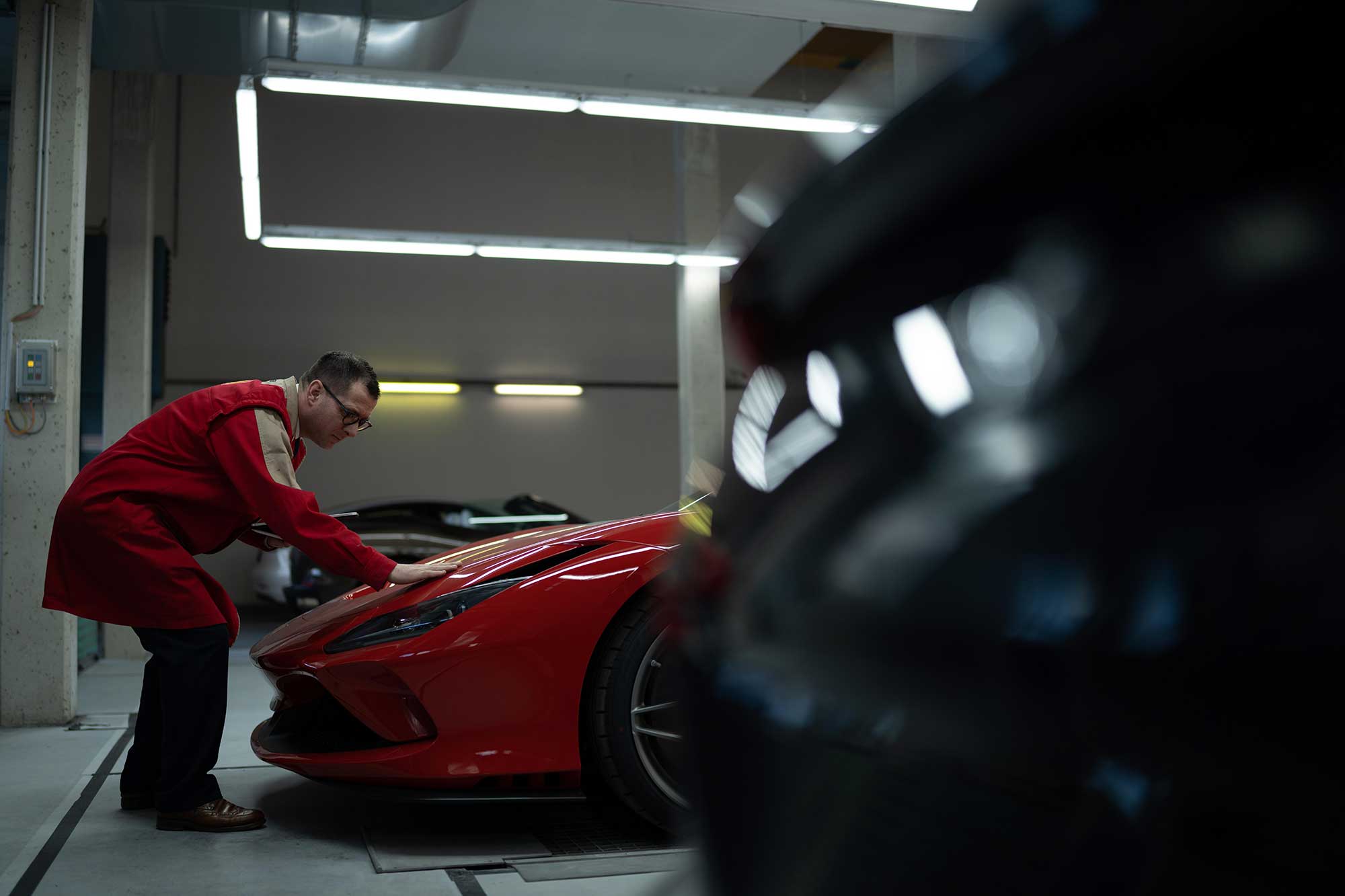 Roland Gredinger, CEO bei der Inspektion eines Ferraris