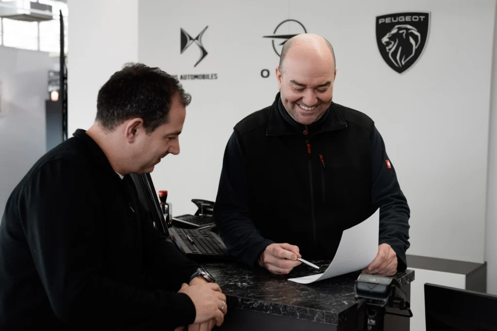 Beratungsgespräch im Autohaus Gredinger mit Opel, Peugeot und DS Branding