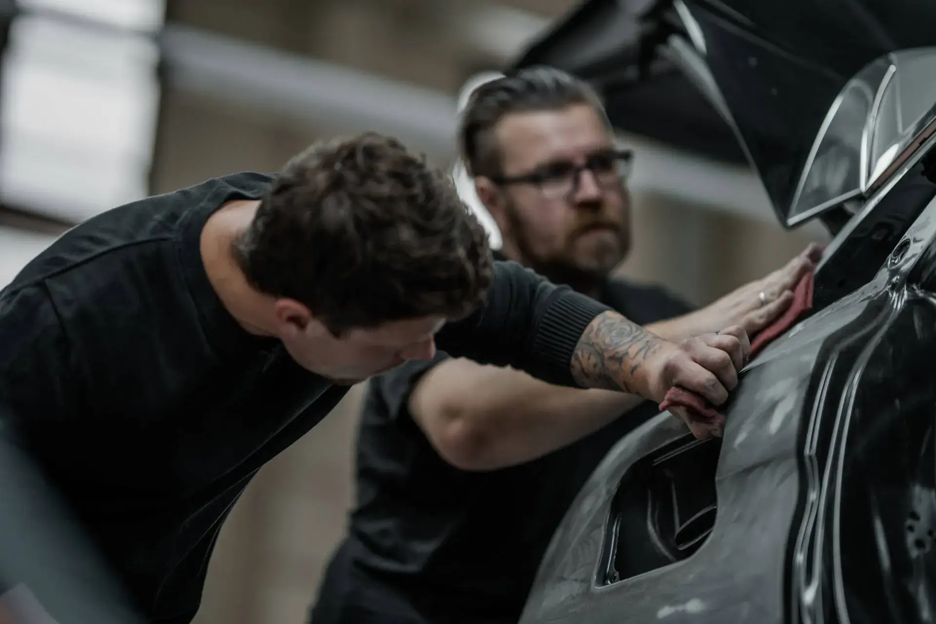 Kfz-Techniker arbeiten gemeinsam an Karosserievorbereitung