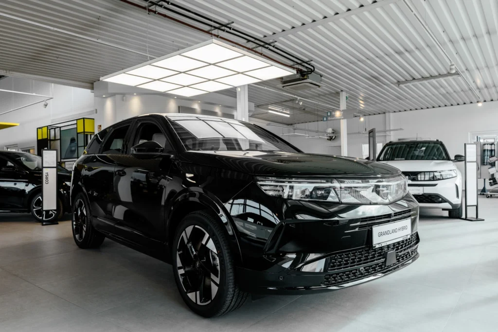 Opel Grandland im Showroom des Autohaus Gredinger Gols