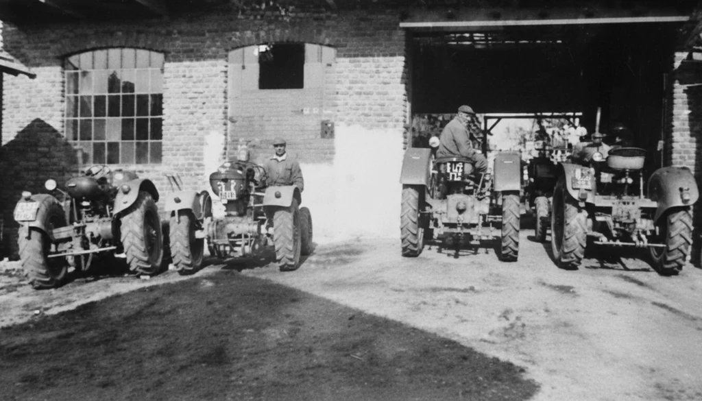 Historische Landmaschinen vor der Werkstatt des Autohaus Gredinger in Gols
