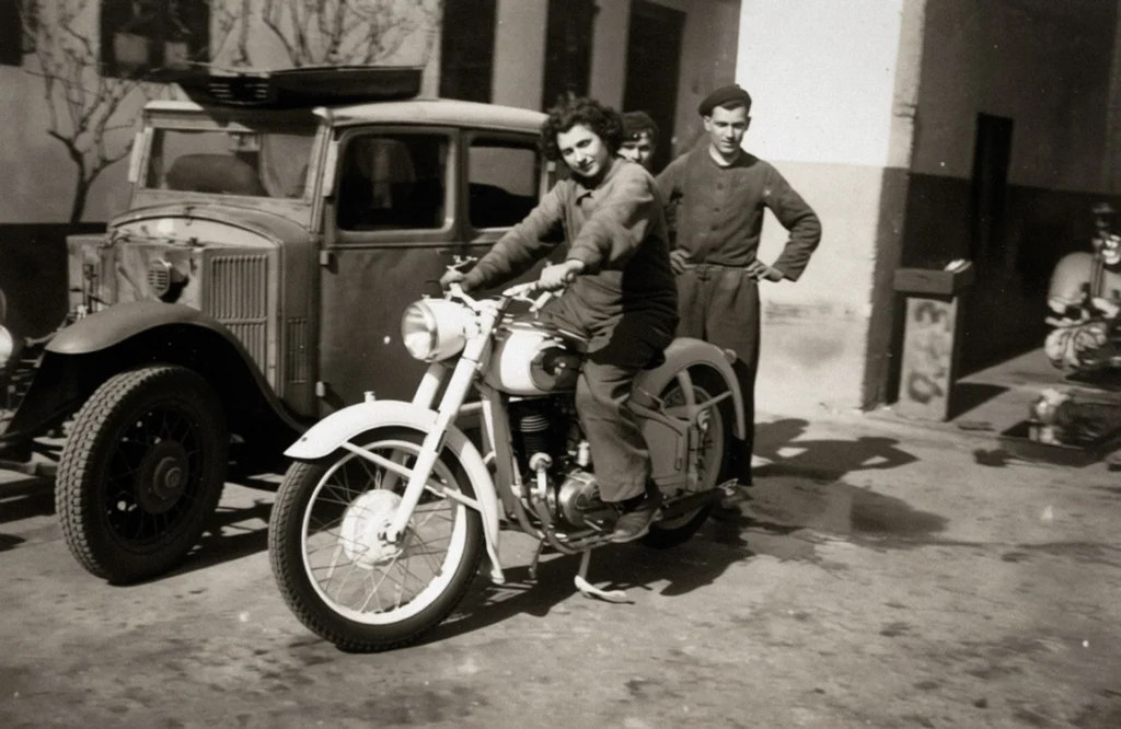 Motorrad und Werkstattteam im historischen Autohaus Gredinger