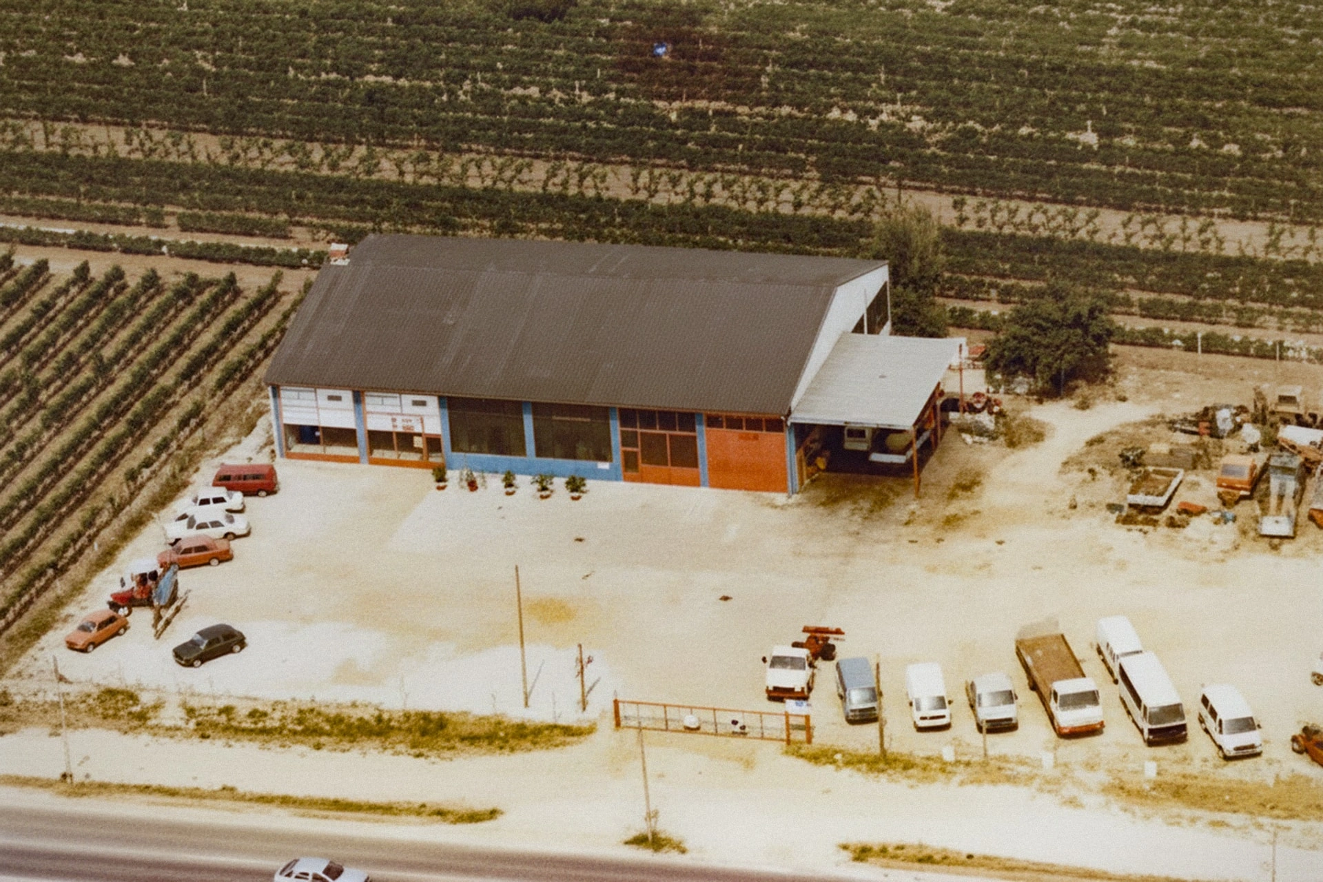 Historische Luftaufnahme des Autohaus Gredinger Standorts in Gols mit umliegenden Feldern