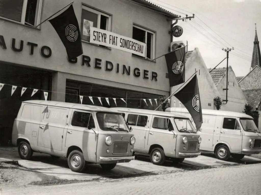 Historische Transporter vor dem Autohaus Gredinger in Gols